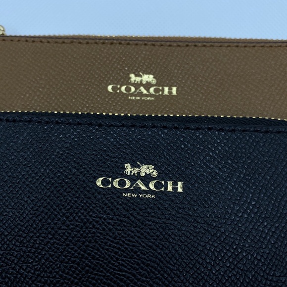 HP🎉 Coach Wristlet - Picture 3 of 6